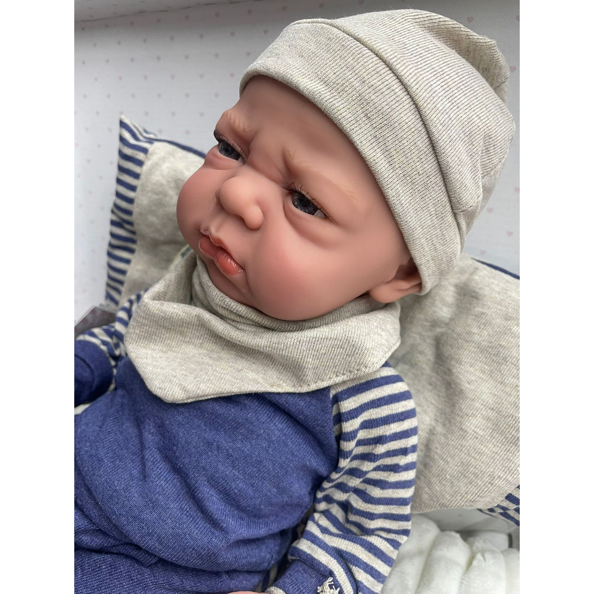 Arias Elegance Muñeco 40cm con Peso Azul con Cojín, Manoplas y Bolsa multiusos 50640