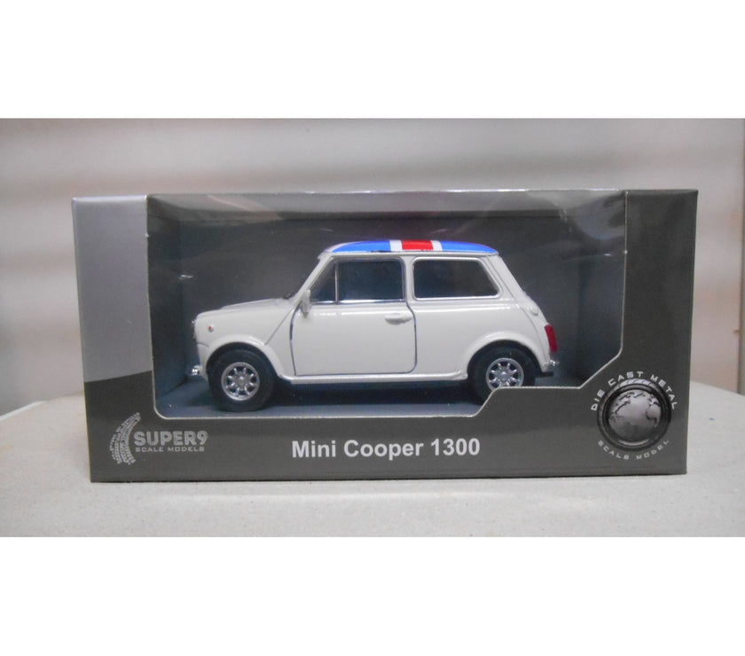 Mini Cooper 1300 Union Jack 1:34/39 WELLY. Caja algo dañada