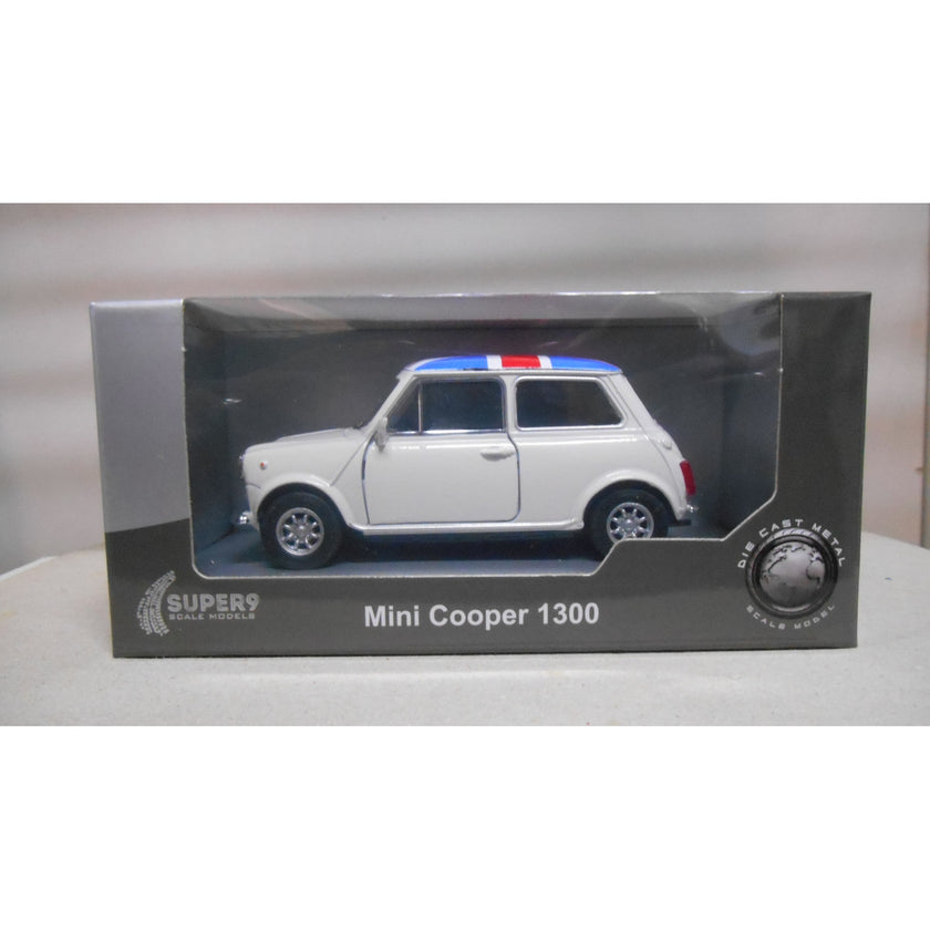 Mini Cooper 1300 Union Jack 1:34/39 WELLY. Caja algo dañada