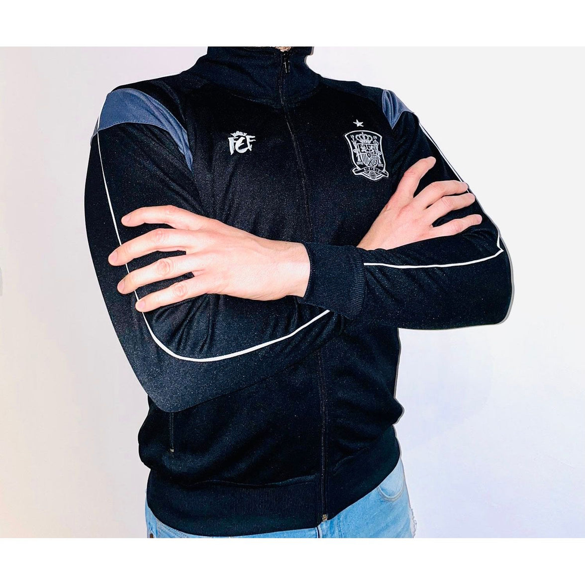 Chaqueta Oficial de la Selección Española de Fútbol para Adulto – Negra y Gris | RFEF Licencia Oficial | Sudadera Deportiva con Cremallera y Escudo Bordado