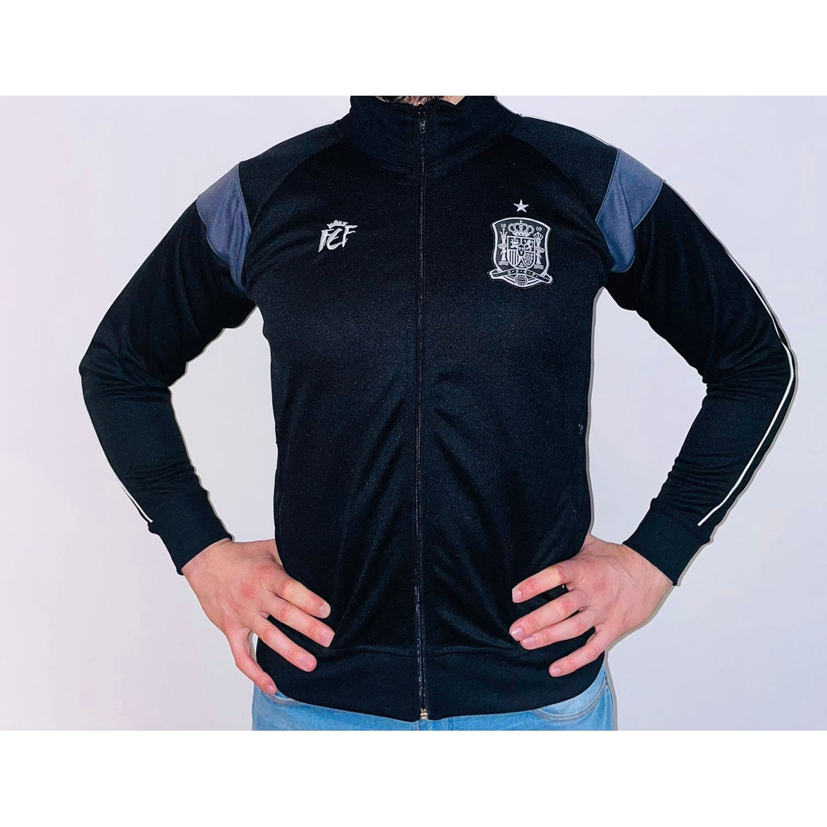 Chaqueta Oficial de la Selección Española de Fútbol para Adulto – Negra y Gris | RFEF Licencia Oficial | Sudadera Deportiva con Cremallera y Escudo Bordado